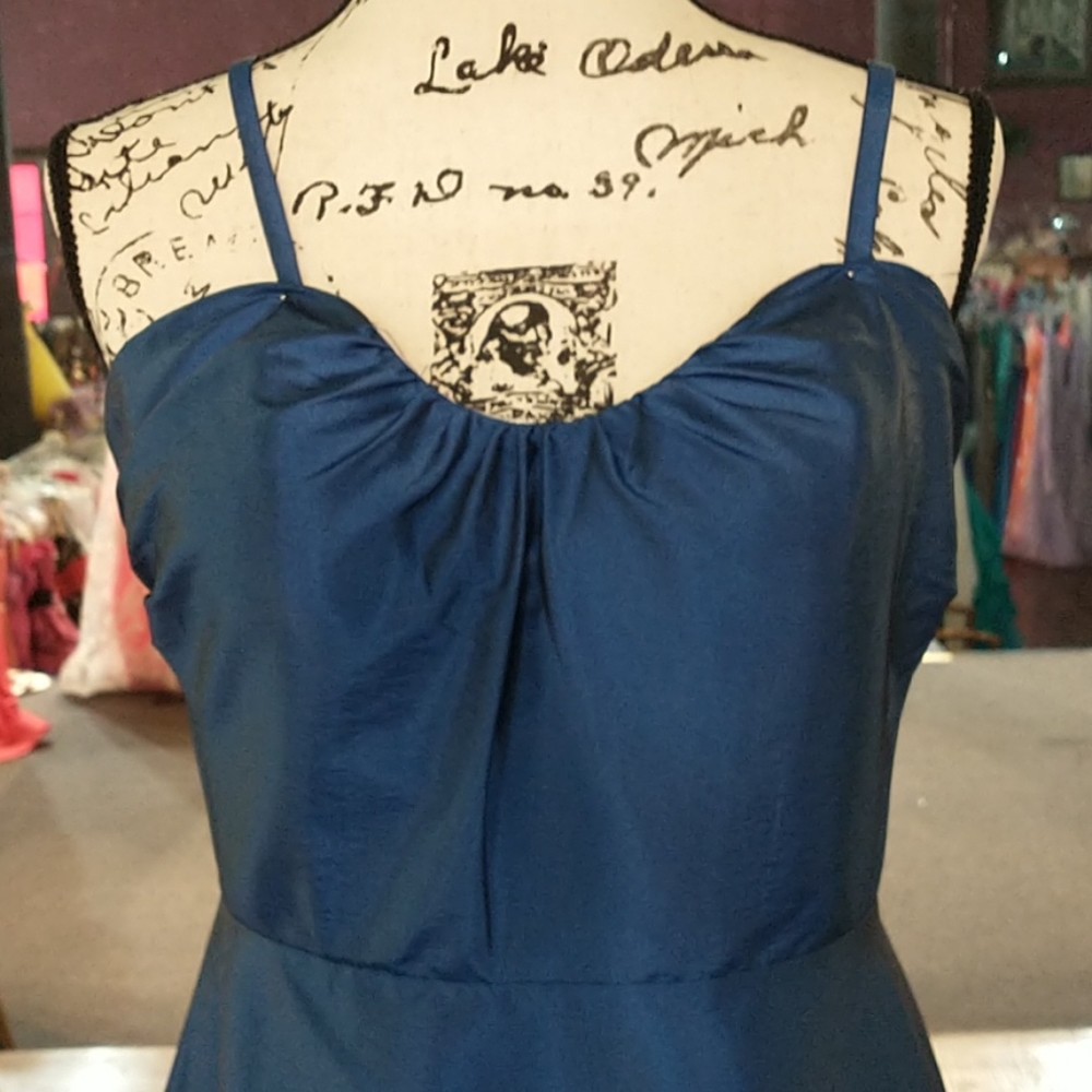 Formal dress - Picture 3 of 4